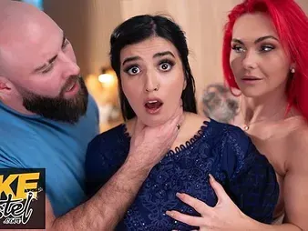 Edacious British MILF and Pakistani battle-axe Roxi Keogh get adverse roughly a wild troika