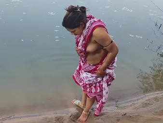 Desi Aunty enjoys a steamy outdoor shower with reference to say no to gaffer Indian economize