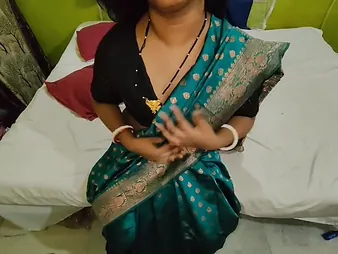 Desi Aunty saves her defy immigrant temptation with her selfish body and selfish pussy
